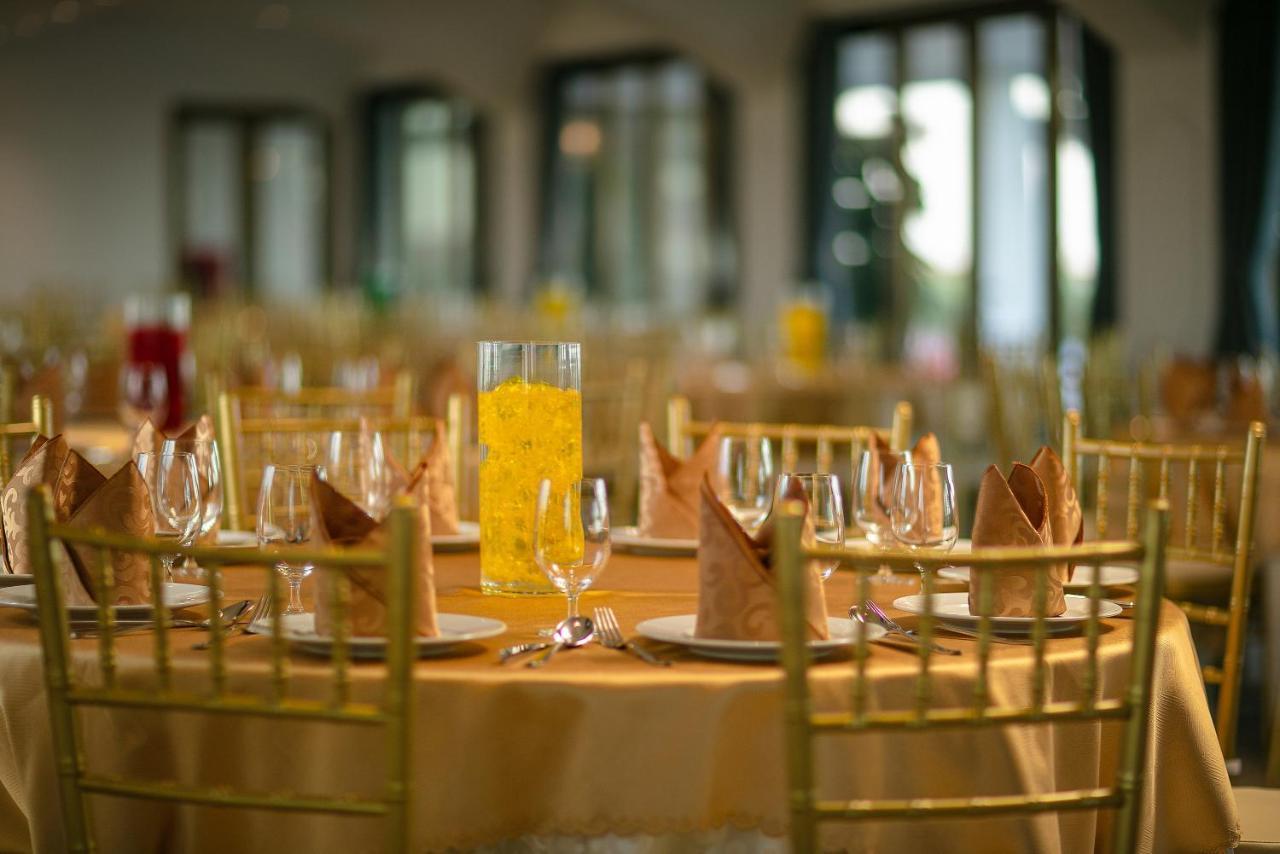 Grand Sunrise Palace Hoi An- A Luxury Indochine Hotel & Spa 外观 照片 The interior of the ballroom at the 2011 awards ceremony