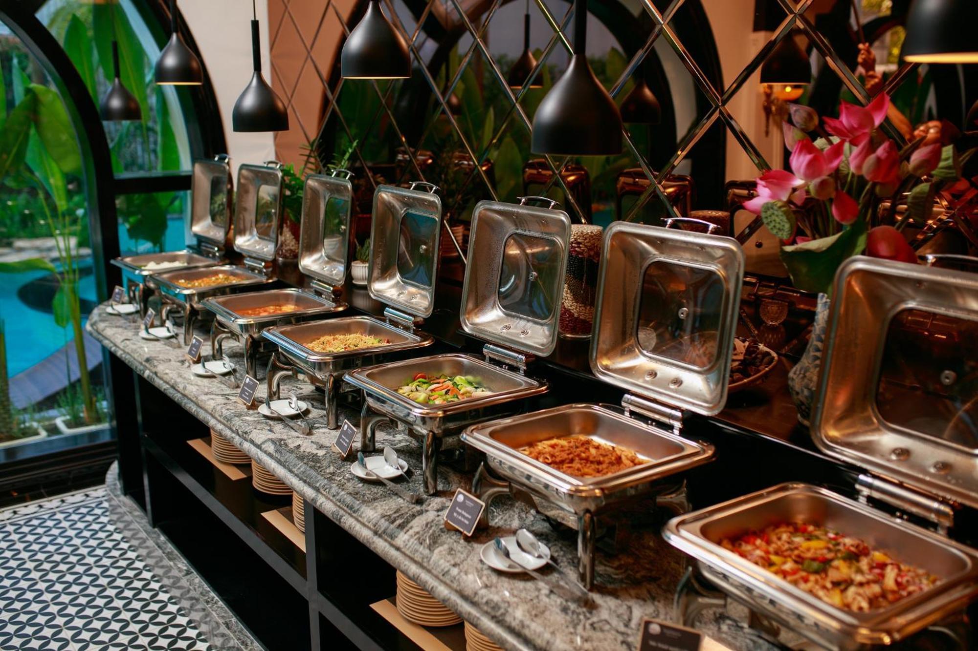 Grand Sunrise Palace Hoi An- A Luxury Indochine Hotel & Spa 外观 照片 A buffet at a restaurant
